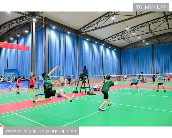 羽毛球选手比赛中提裤子太尬？幽默背后的运动员形象与赛事精神