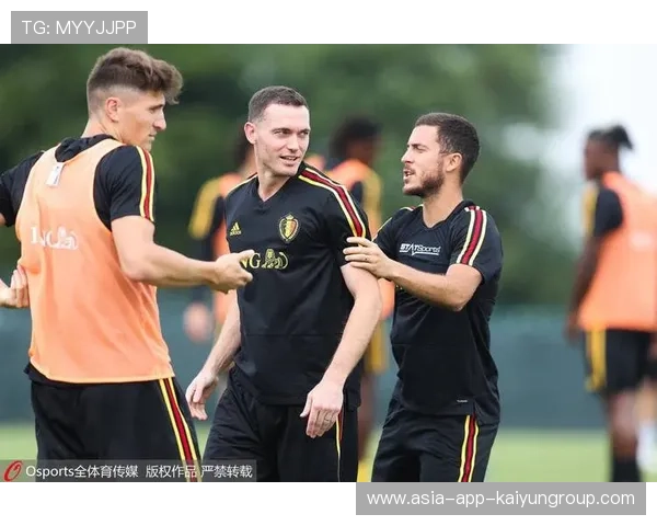 车手赛后激情拥抱队友 车手赛后激情拥抱队友